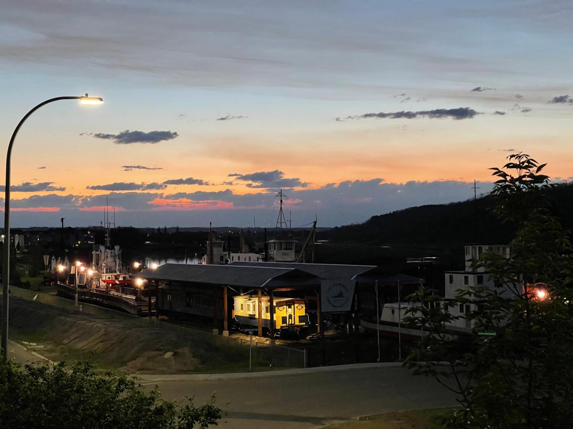 Top Floor Riverfront Condo With Stellar Sunsets! Fort Mcmurray Exterior photo